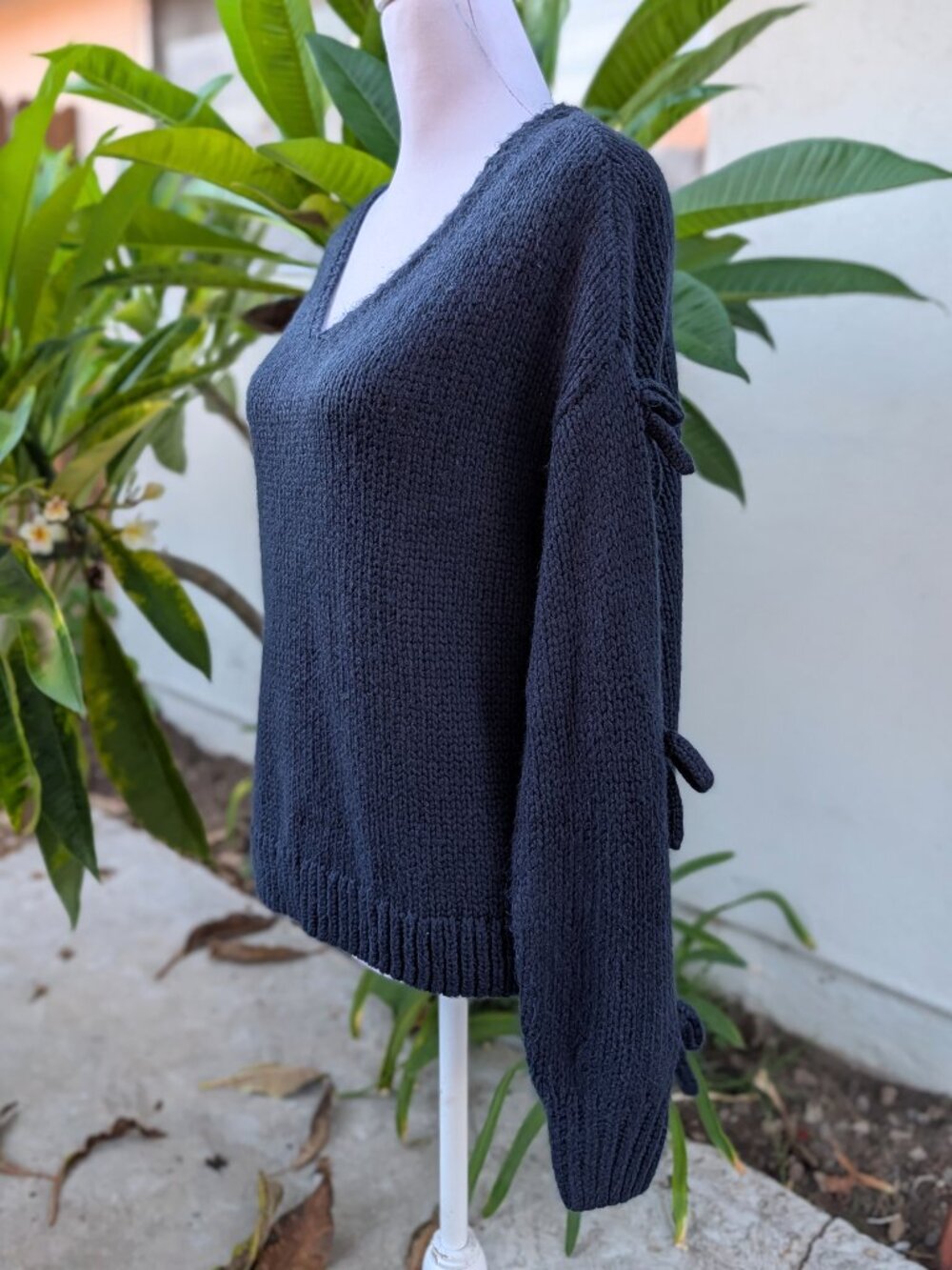 Hollister navy v-neck chunky knit sweater with bows on sleeves size small VGUC